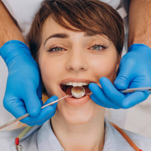 femme chez le dentiste