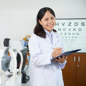 femme dans un laboratoire de vision