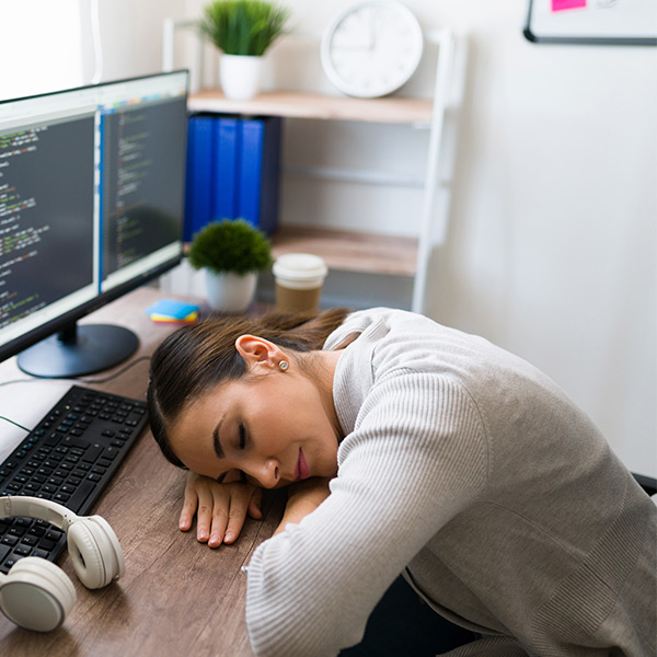 femme qui dort à son bureau